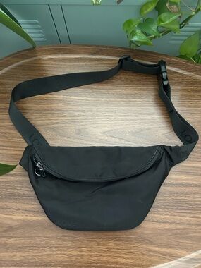 Lolë Taylor crossbody bag with adjustable strap-